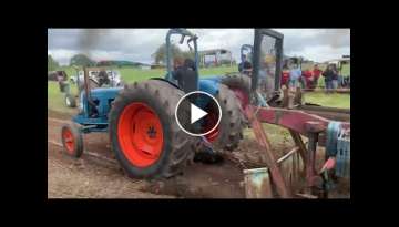 Fordson Major 6 cylinder tractor pulling