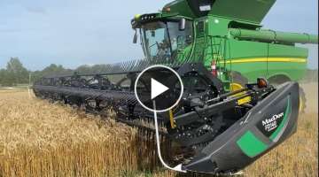 Cutting wheat with a brand new John Deere S790