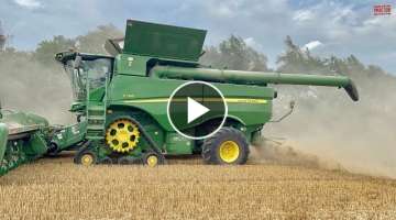 JOHN DEERE S790 on Tracks Harvesting Wheat